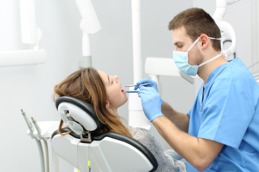 How to choose the right dentist in Lakeland, FL, with tips for checking credentials, reviews, services, location, and patient comfort.